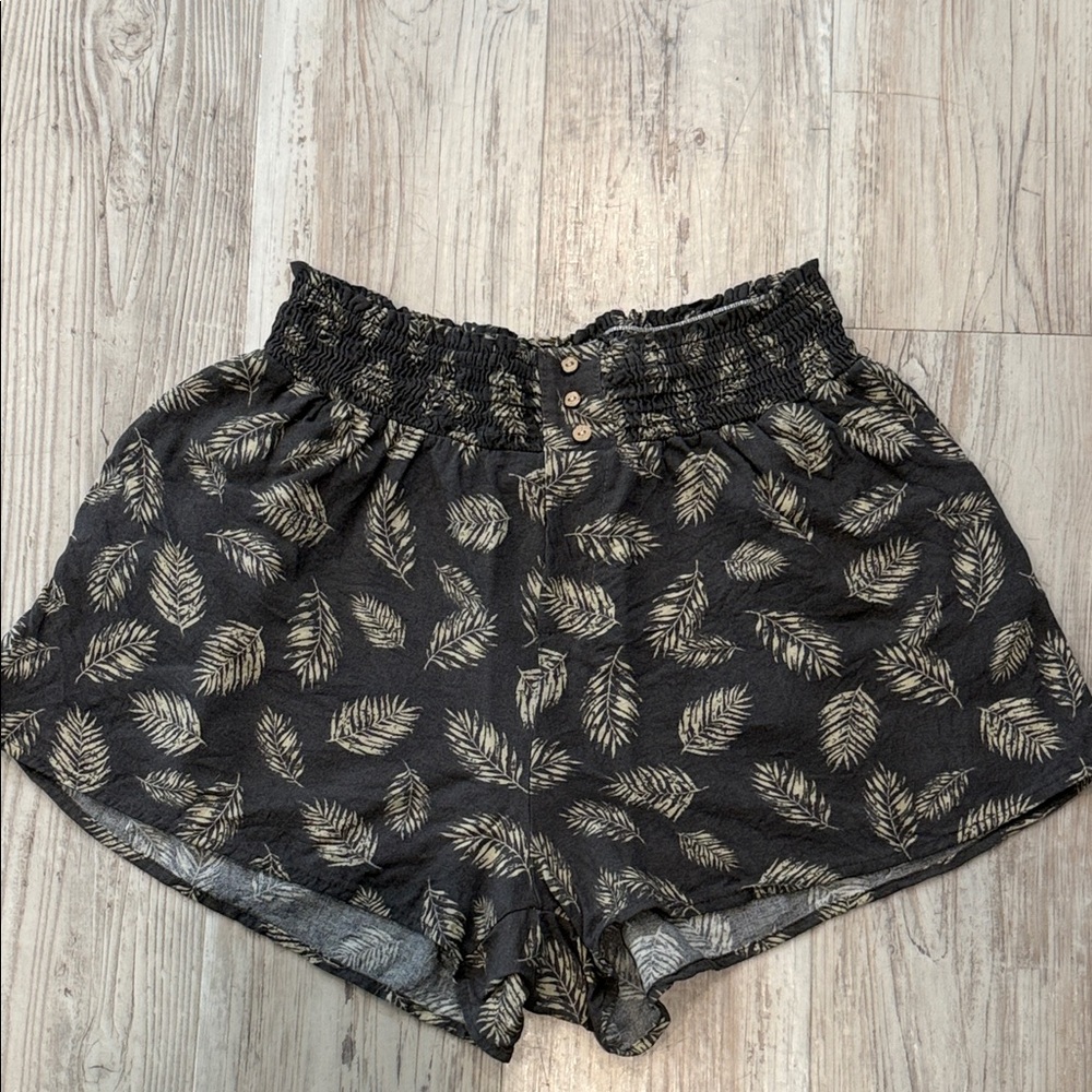 Chic Black Leaf Pattern High Waist Women's Shorts